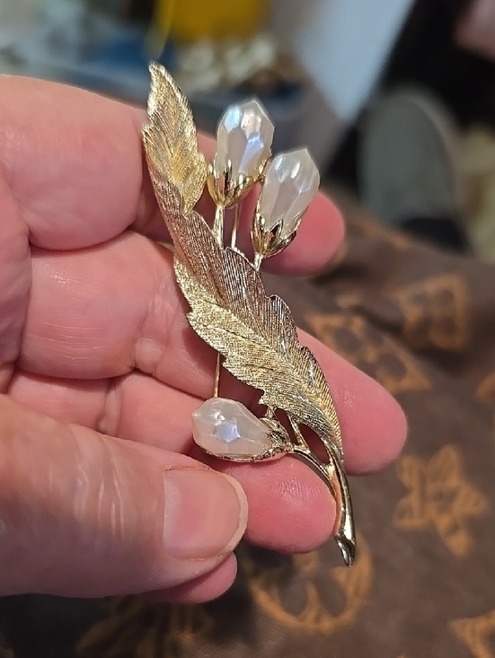 Jewelry - Sarah Coventry Gold Leaf Crystal Floral Brooch - Gold and Pearl 3" White
